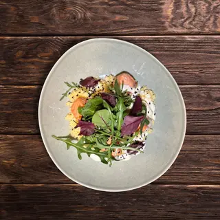 Філе лосося з кускусом, сирним соусом та міксом зелені, 260 г