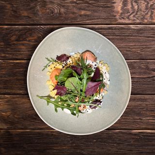 Філе лосося з кускусом, сирним соусом та міксом зелені, 260 г