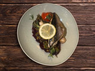 Філе скумбрії з печеним буряком з соусом із каперсів