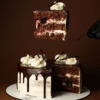 Торт шоколадний з вишнею (шматочок)