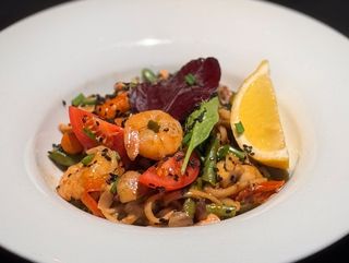 Удон з креветками та лососем