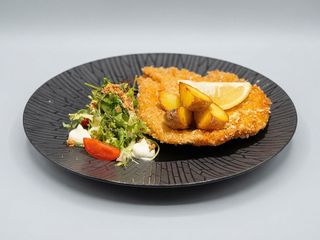 Шніцель курячий з мікс салатом та картоплею