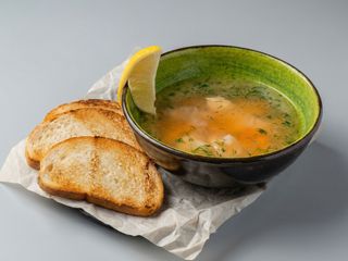 Рибна юшка з креветкою та лососем