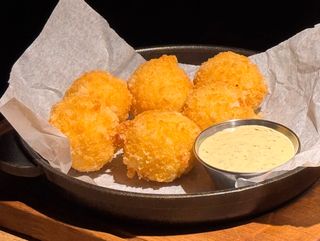 Сирні кульки з часниковим соусом