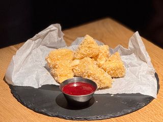 Камамбер фрі з журавлиновим соусом.