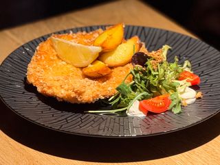 Шніцель свинний з мікс салатом і печеною картоплею