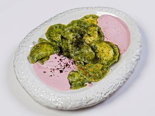 Зелені вареники з бринзою і буряковою сметаною (300/40г)