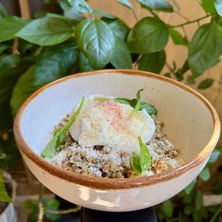 Гречка з куркою та яйцем пашот (330г)