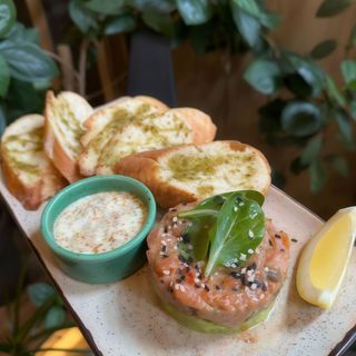 Тартар з лосося на подушці з авокадо (150г/100г)