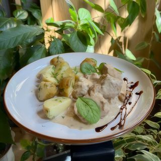 Тушкована свинина в соусі з білих грибів (400г)