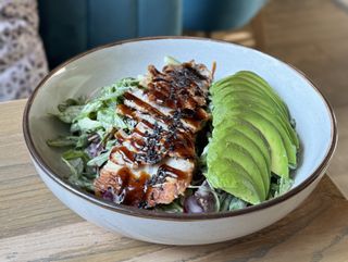 Зелений салат з вугрем та авокадо (300г)