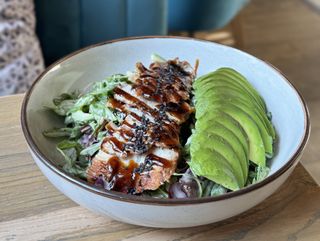 Зелений салат з вугрем та авокадо (300г)