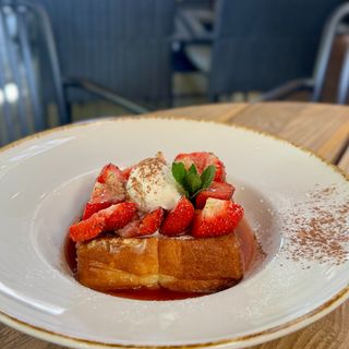 Бріош з полуницею та морозивом (280г)