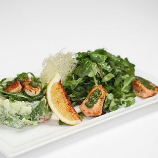 Салат з авокадо,креветками, та сьомгою