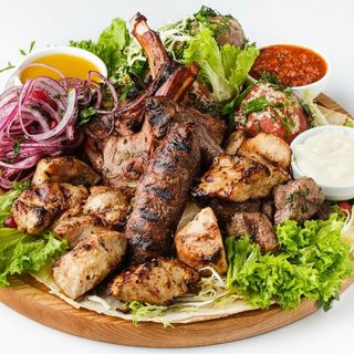 М'ясний мікс-гриль з овочами