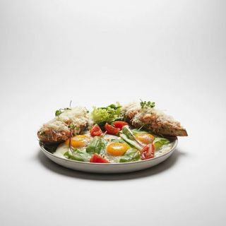 Яєчня з соусом із авокадо і запеченим лососем