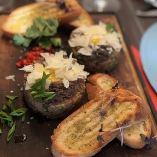 Яловичий тартар з трюфельною пастою і чіабатою