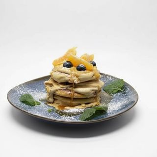 ПАНКЕЙКИ ТРИ МОЛОКА З ЛОХИНОЮ ТА АПЕЛЬСИНОВИМ СОУСОМ