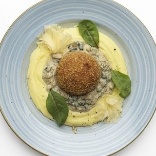 КОТЛЕТА З КРОЛИКА З КАРТОПЛЯНИМ ПЮРЕ ТА СОУСОМ