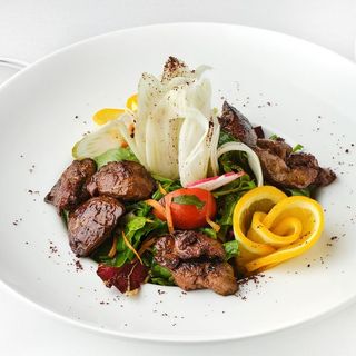 Салат із курячою печінкою та сиром страчателла