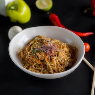 Удон з куркою та овочами (380г)