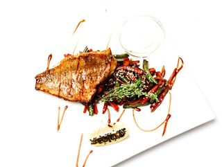 Морський окунь з овочами (340г)