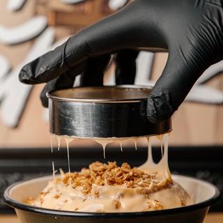 Бургер під сирним соусом