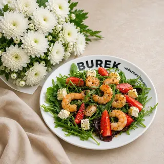 Салат з креветками, полуницею та фетою