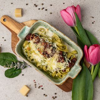 Паста Альфорно з беконовим джемом та соусом песто