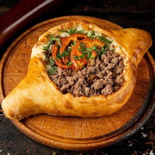 Хачапурі по-аджарськи з телятиною (400г)