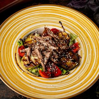 Теплий салат із телятини (300г)