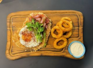  Шніцель з яйцем та беконом