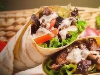 Шаурма по-гавайськи з ананасом