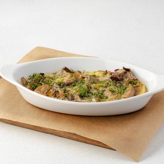 Запечена картопля з лісовими грибами у вершковому соусі (220г)