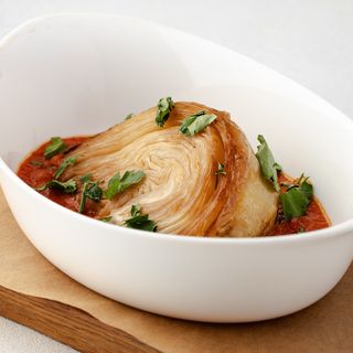 Капустяний стейк із томатно-перцевим соусом (220г)