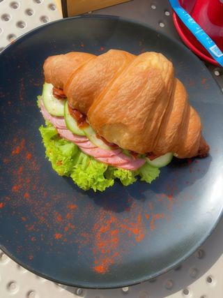 Круасан з салямі та в'яленими томатами