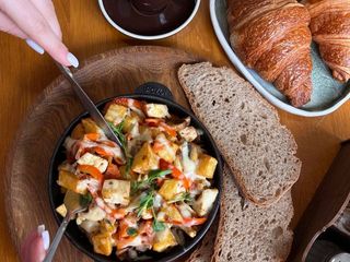 Картопля з куркою і  овочами  на сковорідці під сирним гратеном