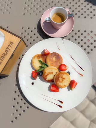 Сирники з джемом і сметаною