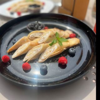 Млинці солодкі з творогом та джемом чорниці