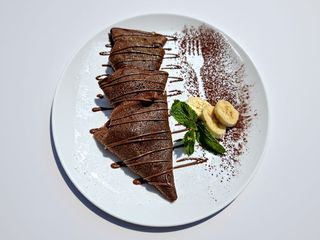 Шоколадні млинці з нутеллою і бананом