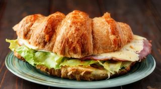 Круасан із курячим м'ясом