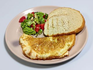 Омлет з шинкою, сиром та помідорами