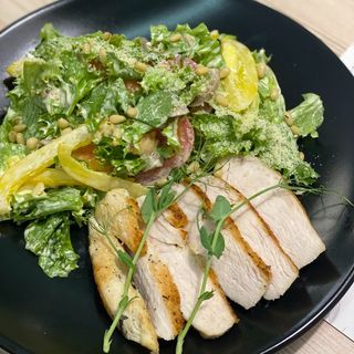 Салат з куркою та кедровими горіхами (240г)