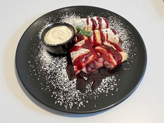 Млинці з вишнею та заварним кремом зі сметаною (240/50г)