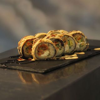 Теплий рол з лососем спайсі