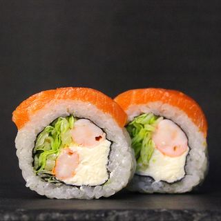 Рол з тигровою креветкою та лососем слабосоленим (300г)