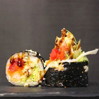 Рол з тигровою креветкою в клярі та з вугром (300г)