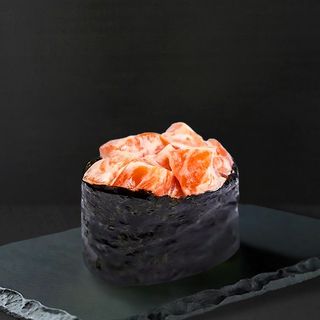 Гункан з лососем (50г)