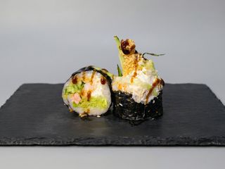 Рол з тигровою креветкою в клярі та крем-сиром (300г)
