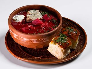 Борщ український з пампушками (300/60г)